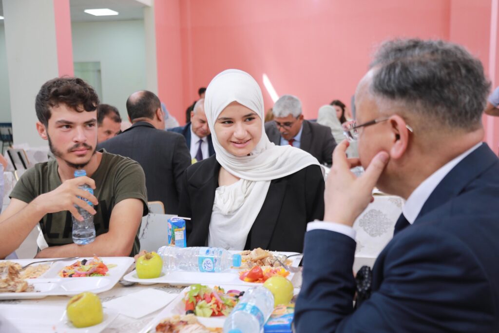 وزير التعليم العالي والبحث العلمي كمال بداري مطعم جامعي