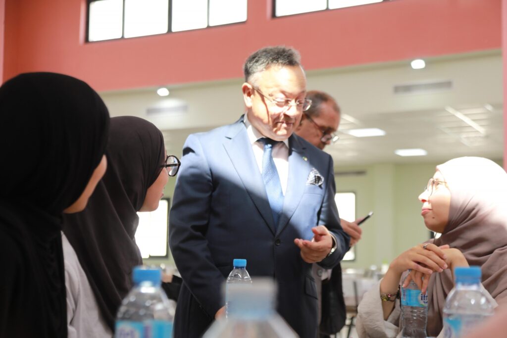 وزير التعليم العالي والبحث العلمي كمال بداري مطعم جامعي