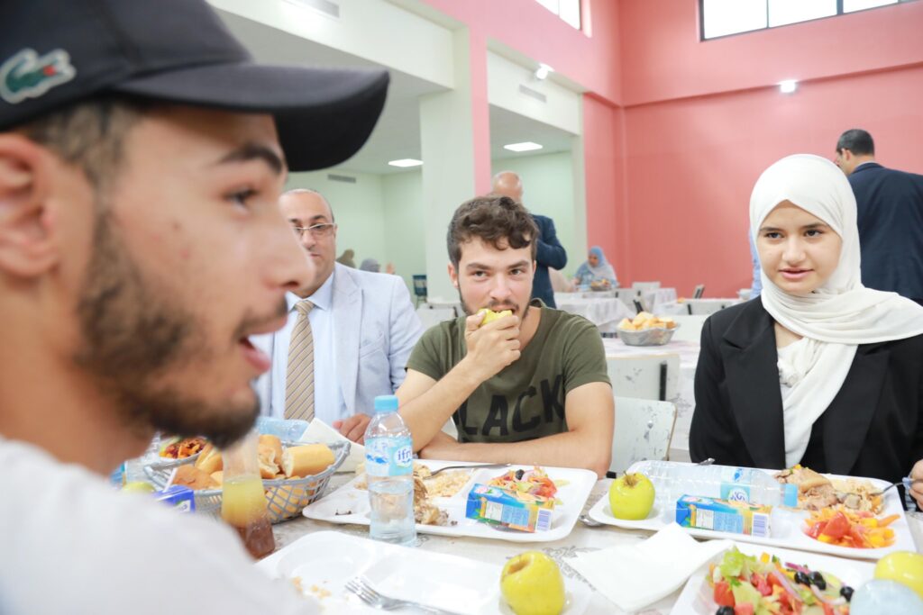 وزير التعليم العالي والبحث العلمي كمال بداري مطعم جامعي