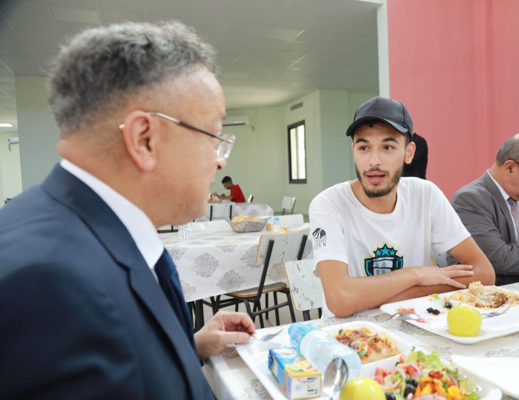 وزير التعليم العالي والبحث العلمي كمال بداري مطعم جامعي