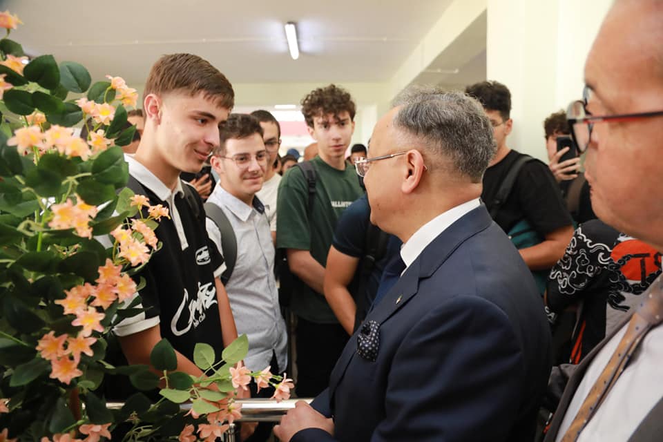 وزير التعليم العالي والبحث العلمي كمال بداري مطعم جامعي