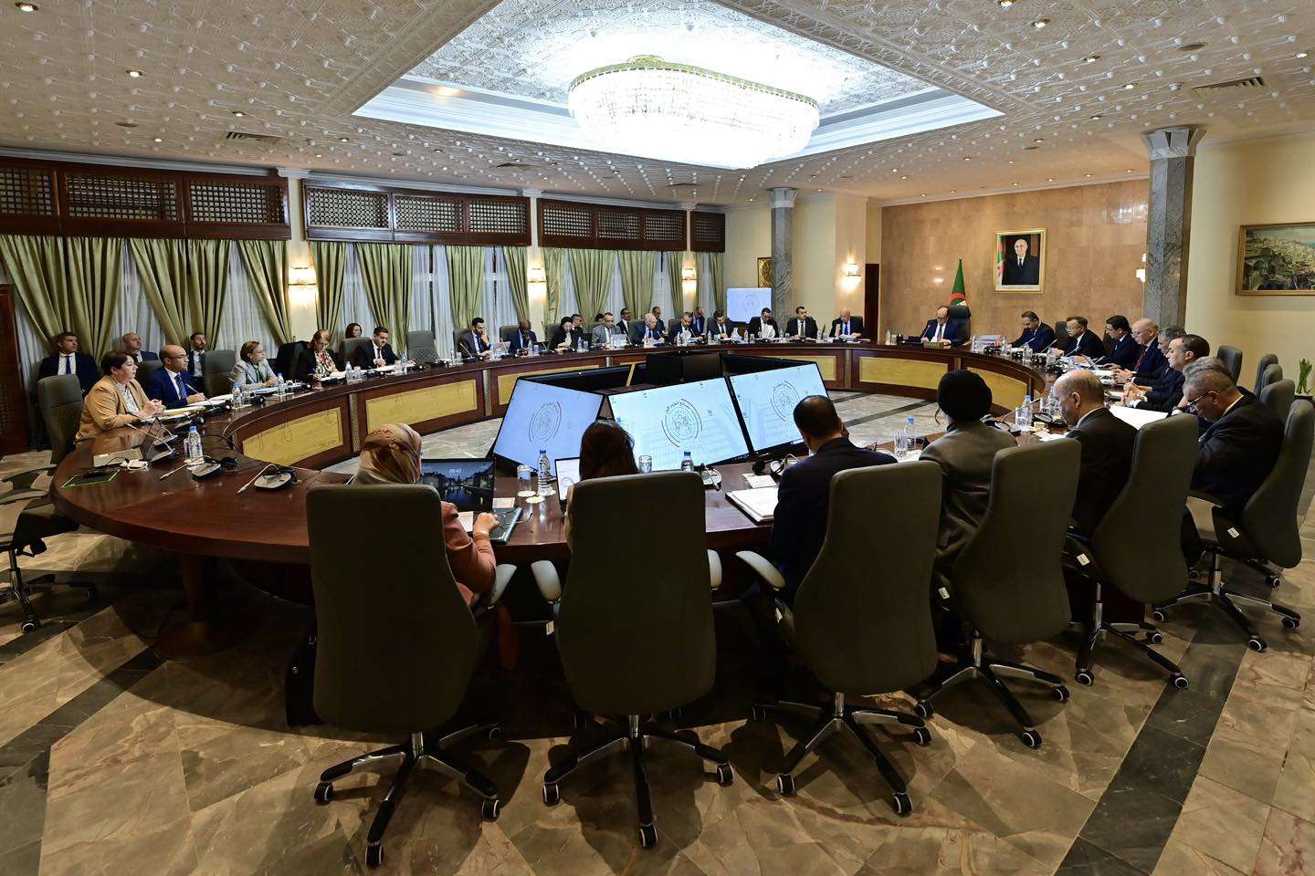 الوزير الأول سيفي غريب اجتماع الحكومة