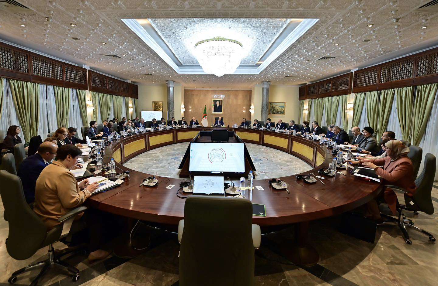 الوزير الأول سيفي غريب اجتماع الحكومة