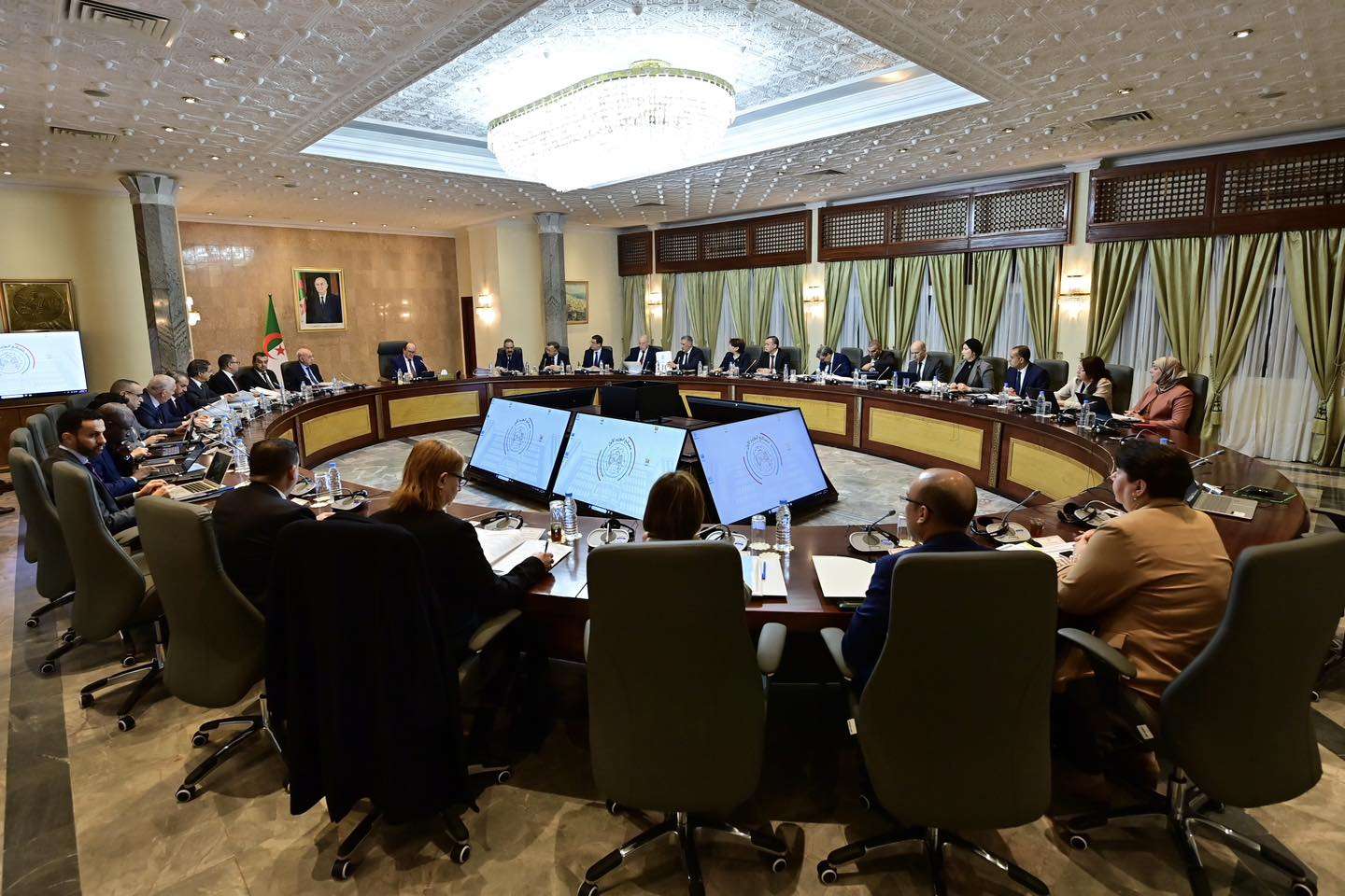 الوزير الأول سيفي غريب اجتماع الحكومة