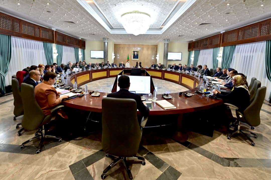 الوزير الأول يترأس اجتماعا للحكومة 