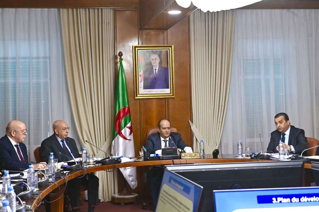 الوزير الأول يترأس اجتماع المجلس الوزاري