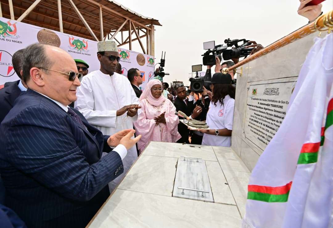 الوزير الأول سيفي غريب النيجر حجر الأساس
