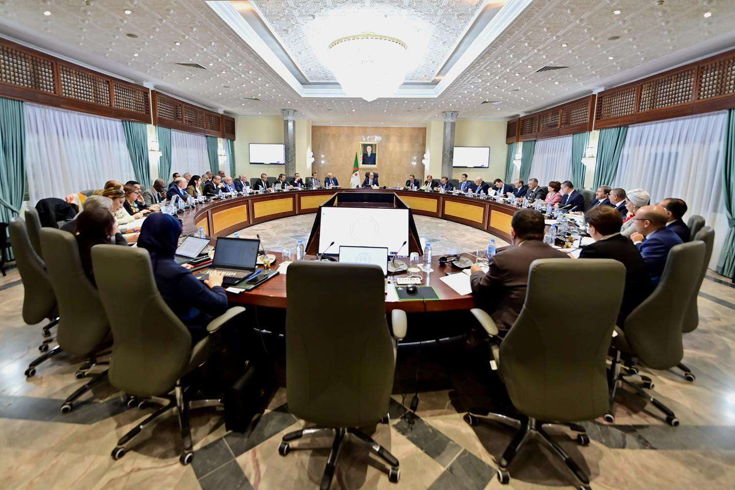 الوزير الأول سيفي غريب اجتماع الحكومة