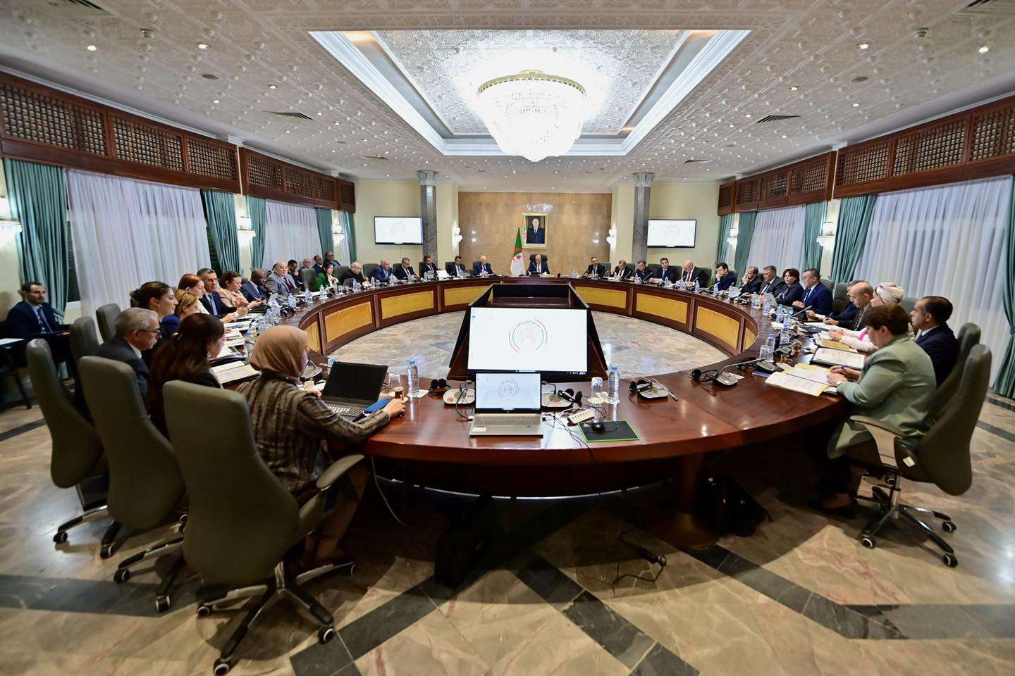 الوزير الأول سيفي غريب اجتماع الحكومة