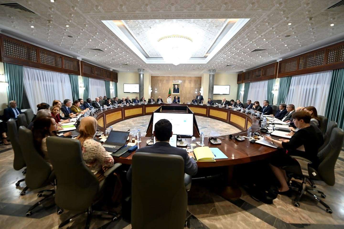 الوزير الأول سيفي غريب اجتماع الحكومة
