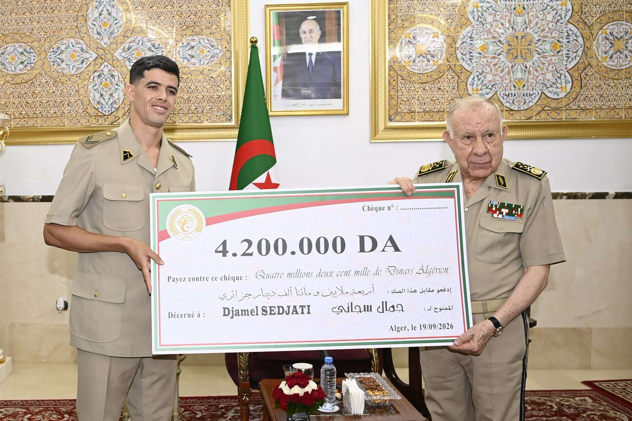 الفريق أول السعيد شنقريحة يكرّم العداء جمال سجّاتي 