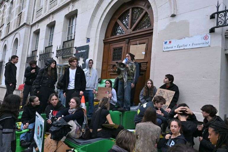 تلاميذ يتجمعون في الشارع أمام مؤسسة تعليمية في فرنسا احتجاجاً على ظروف الدراسة